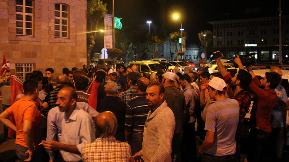 Konya'da elektrikler kesilince vatandaş harekete geçti!