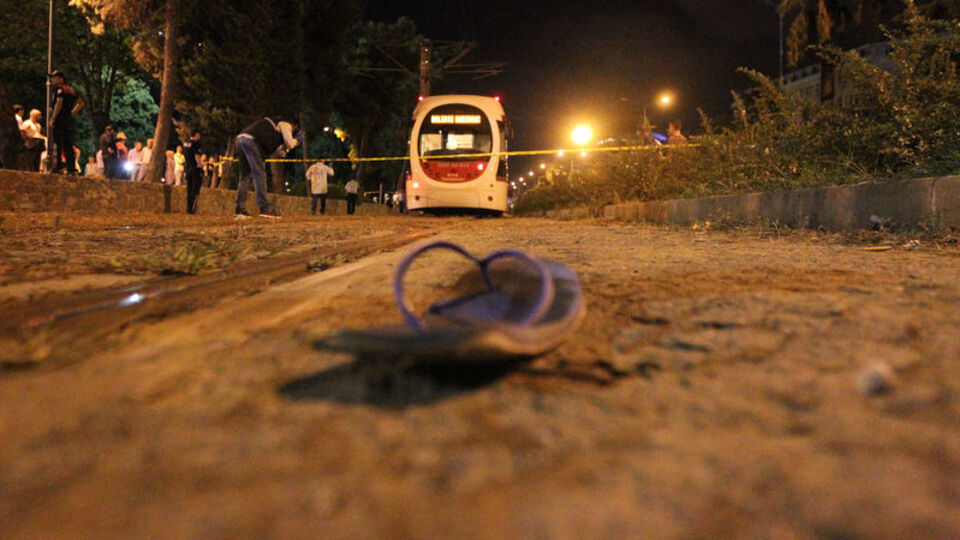 Tramvayın altında kalan genç öldü