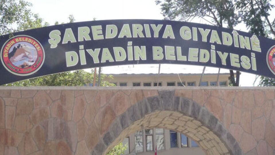 Bakan talimat vermişti! Kürtçe tabela yerine kondu