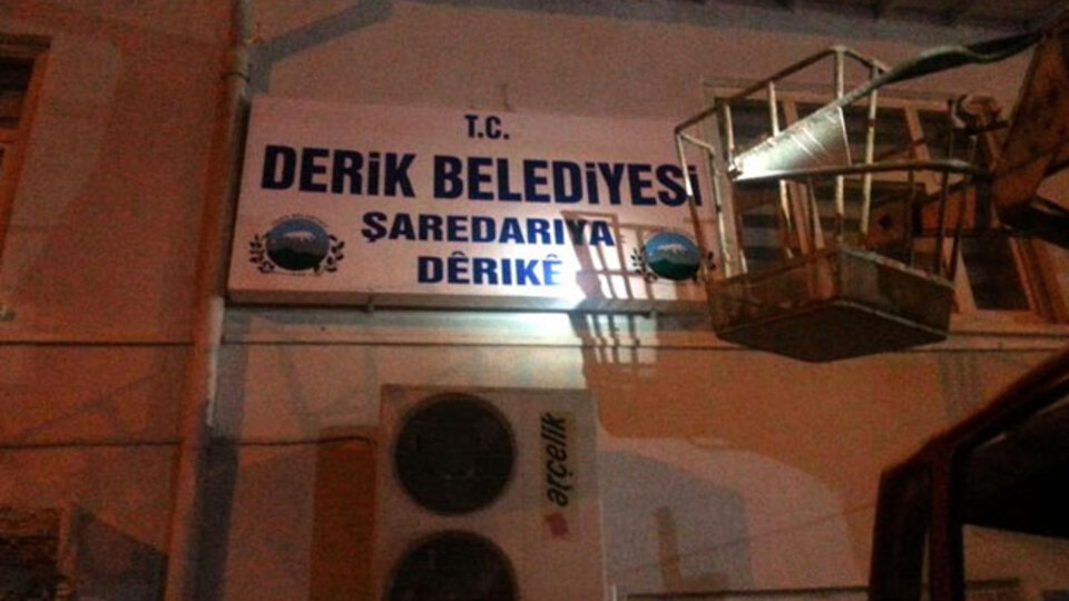 Derik Belediyesinde yenilenen Kürtçe tabelalar asıldı