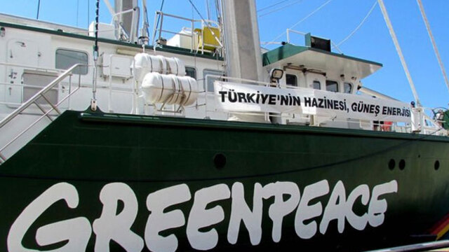Greenpeace'in gemisi Çeşme'ye demir attı