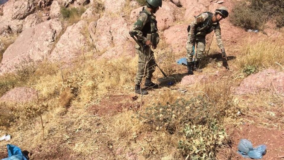 Şemdinli'de toprağa gömülü patlayıcılar imha edildi