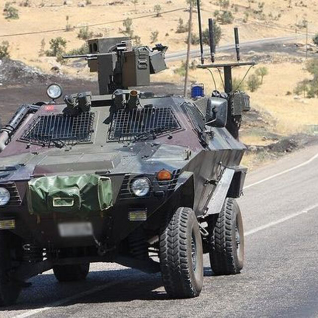PKK uluslararası karayoluna ses bombası attı