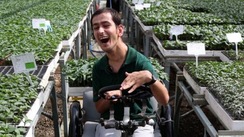 'Okuyamaz' dediler, spastik engelli Ahmet 2'nci üniversiteye başladı!