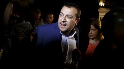 Yunan bakanı kılık değiştirip takip eden iki gazeteci gözaltında