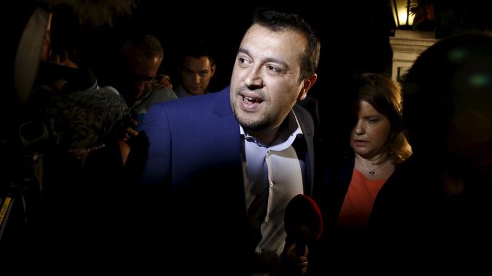 Yunan bakanı kılık değiştirip takip eden iki gazeteci gözaltında