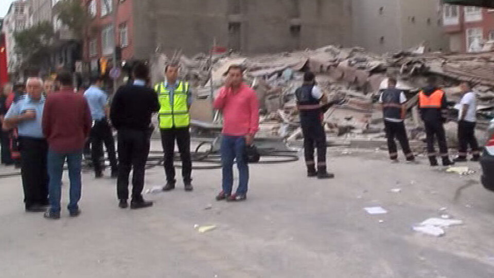 Bağcılar'da boş bina çöktü!