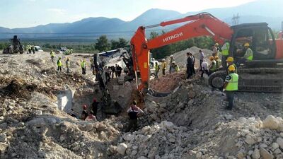 Göçük altında kalan işçi hayatını kaybetti