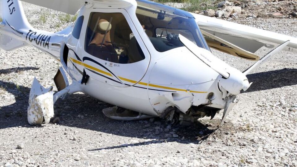 İki kişilik uçak dere yatağına zorunlu iniş yaptı