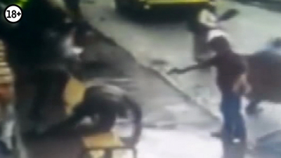 Pes artık... Mağdura doğrultulan silahın önünden geçtiler!