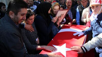 Annesi fotoğrafını bir an bırakmadı!