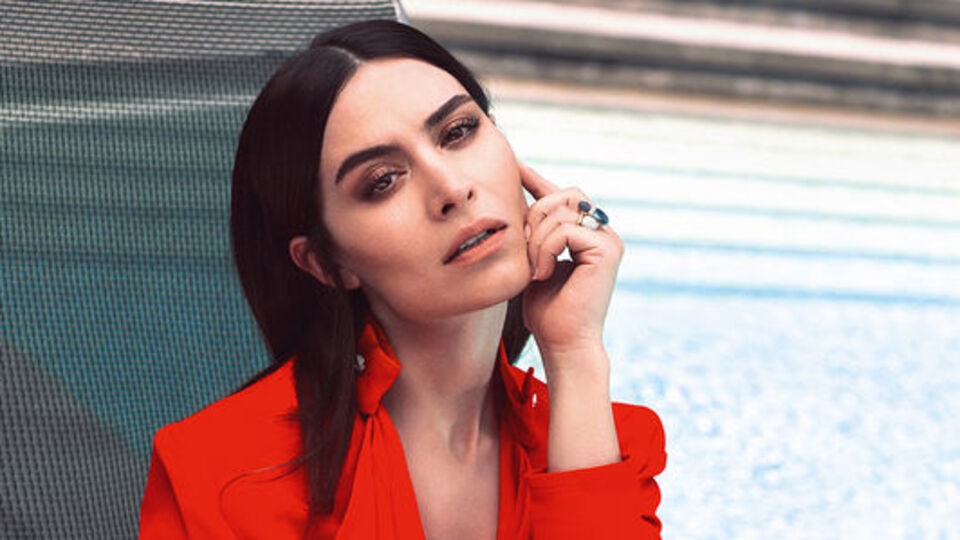 Kraliçeye komşu oldu!