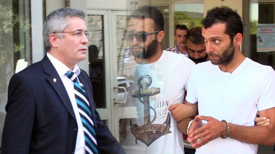 Onur Özbizerdik, Adil Serdar Saçan'ı darp etti!