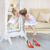 Kız çocuğu olanlar dikkat! Eğer bunu yapıyorsa...