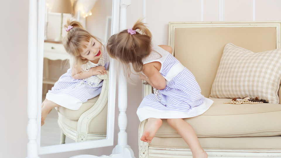 Kız çocuğu olanlar dikkat! Eğer bunu yapıyorsa...