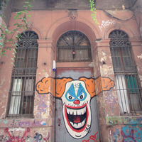 Ünlü yönetmenin tarihi binasını işgal ettiler!