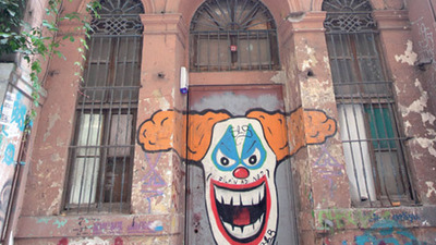 Ünlü yönetmenin tarihi binasını işgal ettiler!