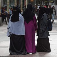 İsviçre'de burka ve peçe yasaklandı