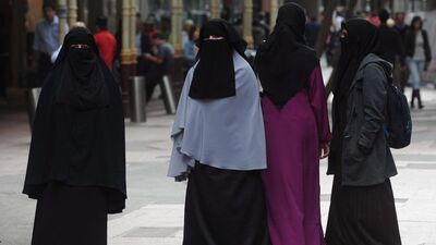 İsviçre'de burka ve peçe yasaklandı