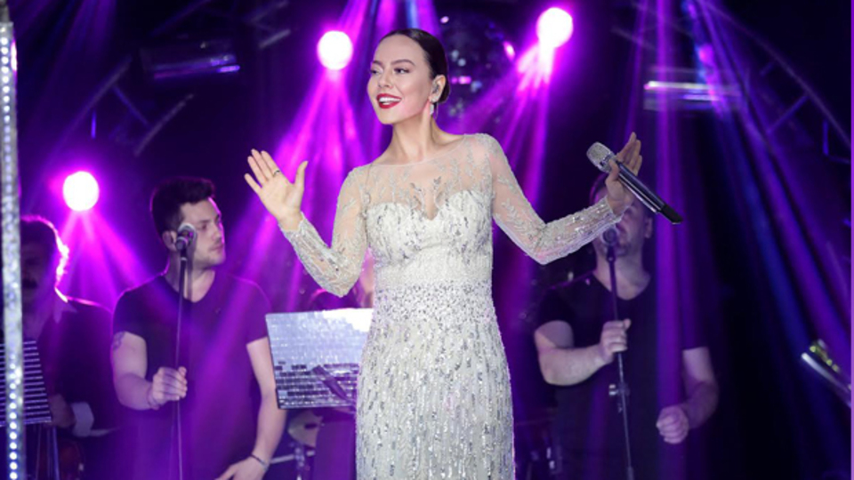 Ebru Gündeş'i en önden izlemenin bedeli