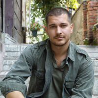 15 genç kız Çağatay Ulusoy'un evini bastı!