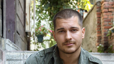 15 genç kız Çağatay Ulusoy'un evini bastı!