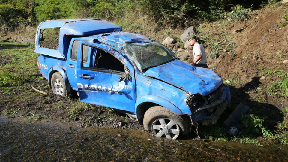 Askeri araç uçuruma yuvarlandı: 2 yaralı