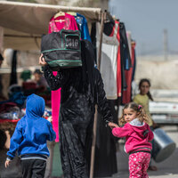 Ak Parti'den Cerablus'a 2 TIR yardım