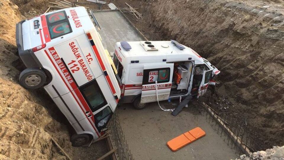 Ambulanslar peş peşe uçtu!