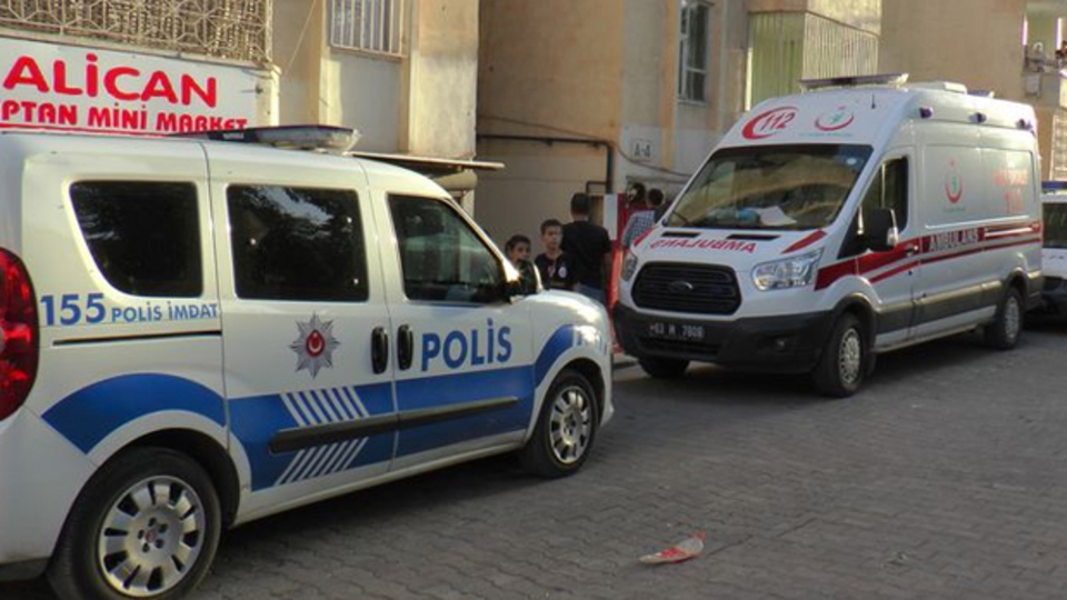 Kendini asarak intahar etti!