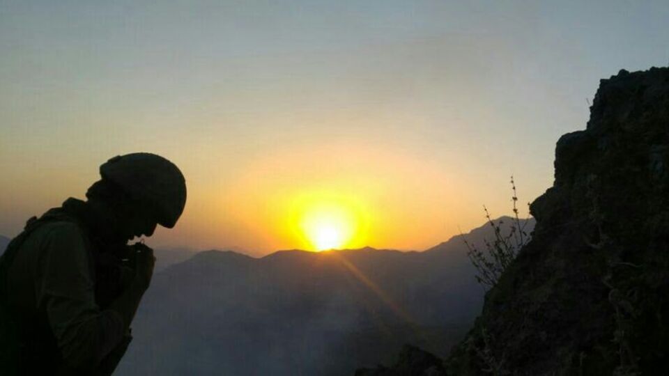 Komandoların baskınına dayanamadılar! Silahlarını bırakıp...