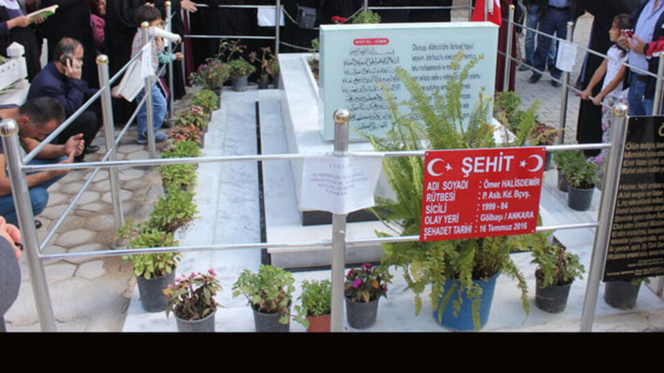 Kahramanın yanına defnedildi!