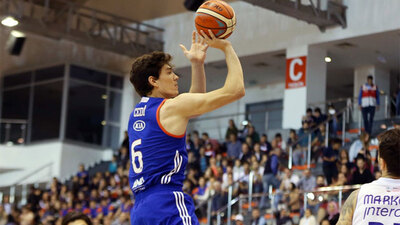 Efes galibiyetle başladı