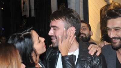 Dudağından öpmek istedi!