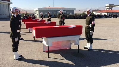 Oğlunun tabutunu taşırken ağlayan askeri gördü ve...