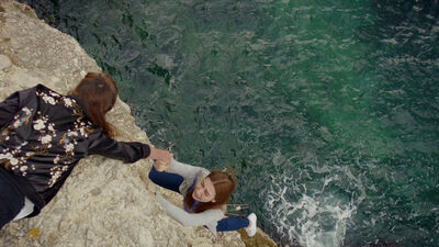 Cemre intihara kalkışıyor