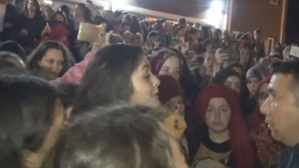 Üniversite yurdunda 'kız kaçırma' protestosu!