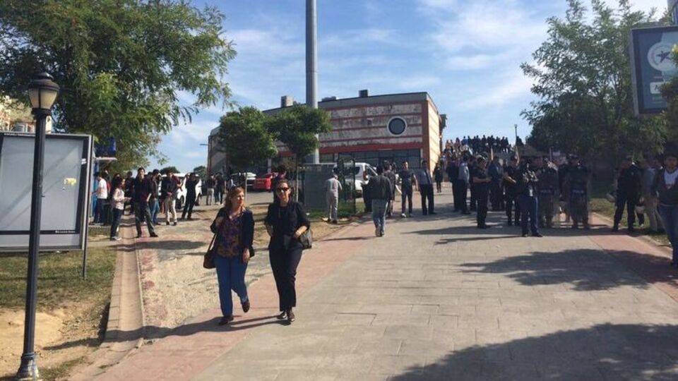 Karşıt görüşlü öğrenciler birbirine girdi