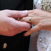 Önce elleri sonra evlilikleri vuruyor