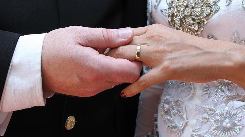 Önce elleri sonra evlilikleri vuruyor