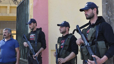 ÖSO askerleri Türk polisi kepiyle görev başında