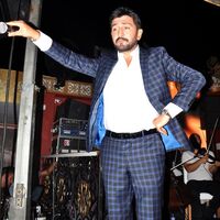 Aracı kurşunlandı