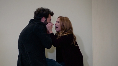 Poyraz'ı karşısında gören Ayşegül sinir krizi geçiriyor