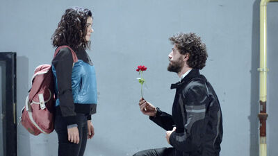 "Deniz, senin değil de benim oldu diye kovuyorsun!"