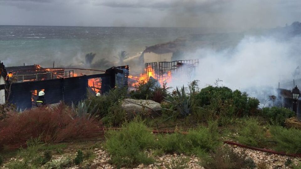 Ağaoğlu'nun Avşa Adası'ndaki villası yandı