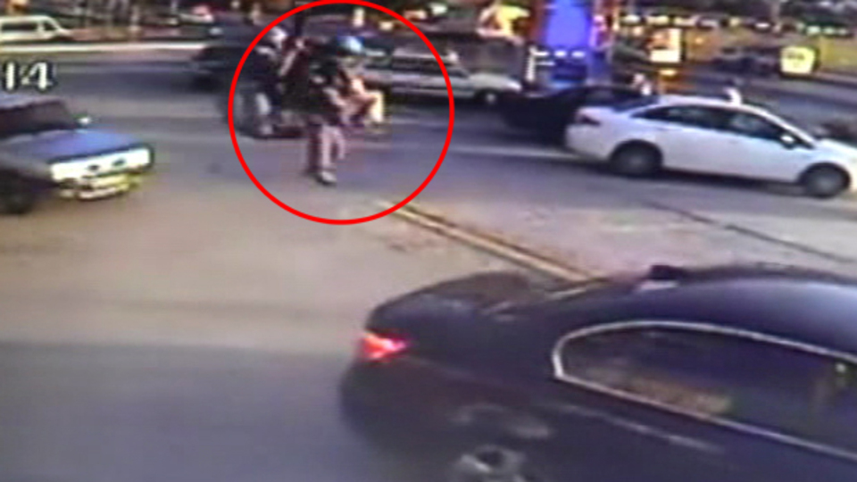 İniş alanını ıskalayan paraşütçü böyle düştü!