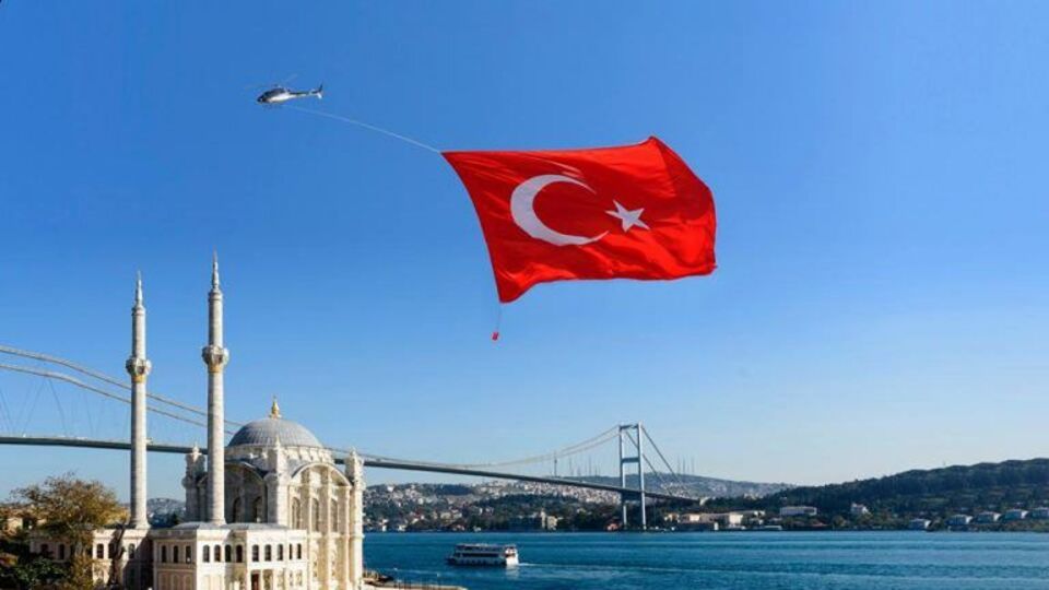 5 basketbol sahası büyüklüğünde Türk bayrağı uçuracaklar