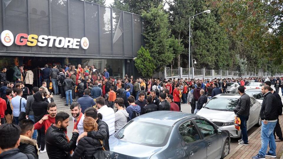 GS Store'daki imza gününde olay!