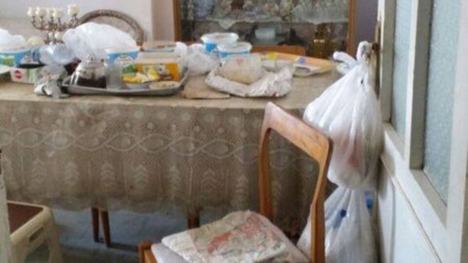 Kahvaltı masasında çürümüş cesedi bulundu