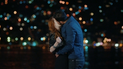 Ömer Defne'yi bir anda öpüyor!